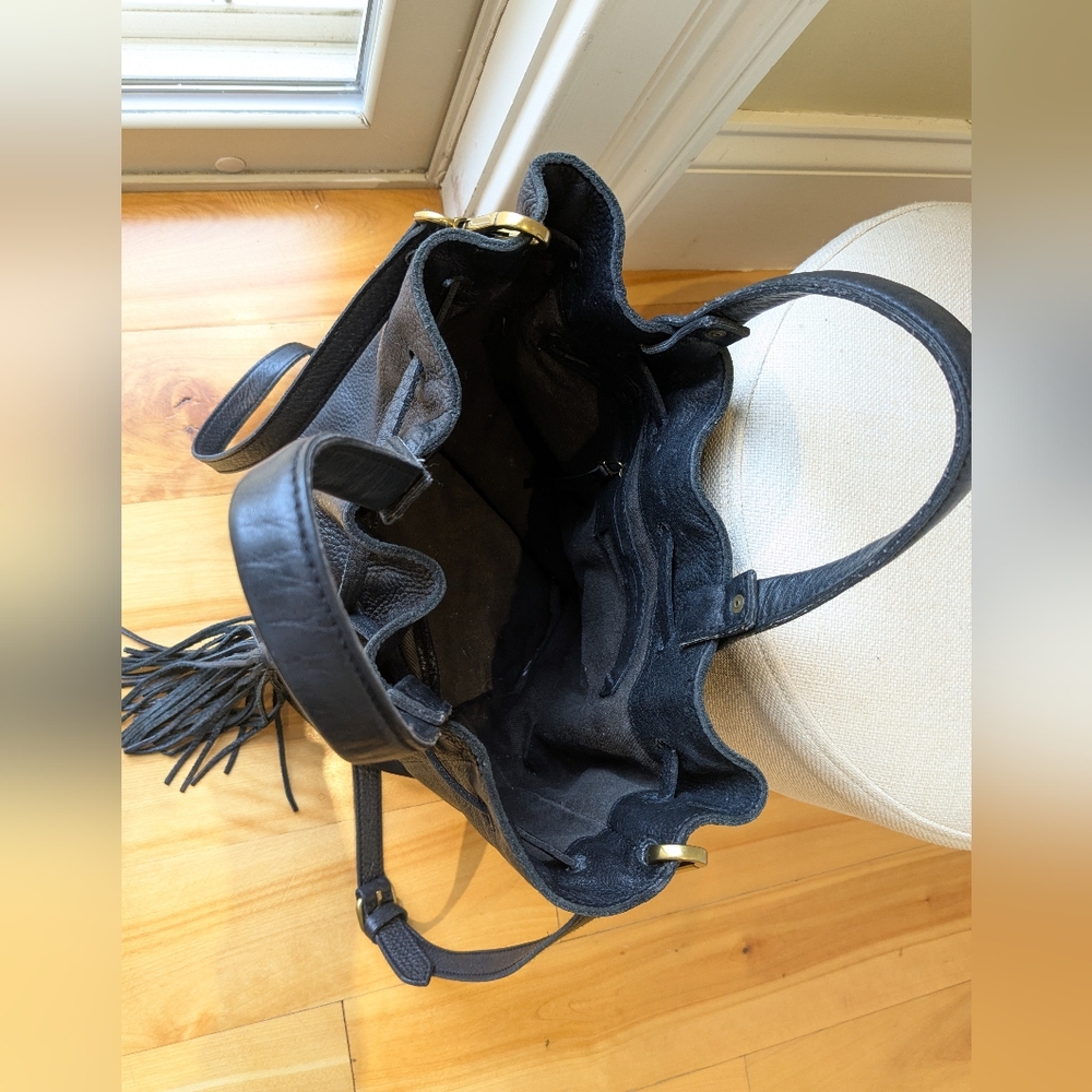 MADEWELL | Convertible Black Leather Crossbody Bucket Bag With Drawstring - Picture 4 of 7